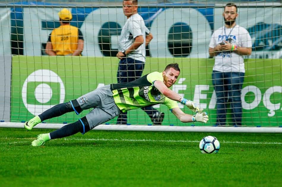 Destaque do Gre-Nal, Paulo Victor exalta o setor defensivo do Grêmio