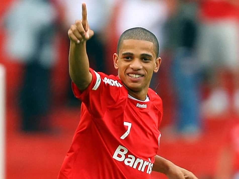 Taison sobre retorno ao Inter: 'Feliz por estar de volta à minha casa'