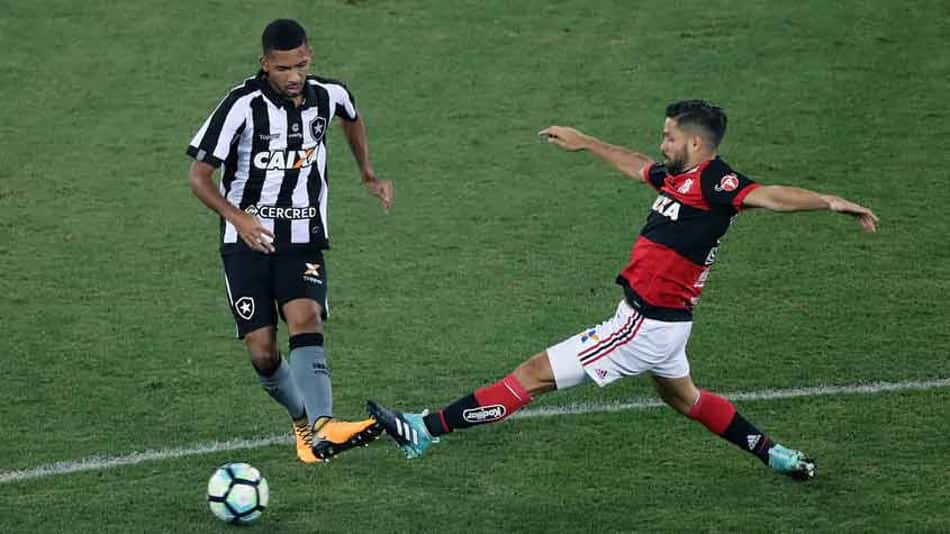 Matheus Fernandes e Diego dividem a jogada 