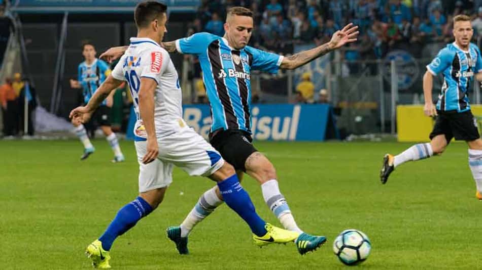 Jogadores do Grêmio festejam vitória sem levar gol dentro de casa