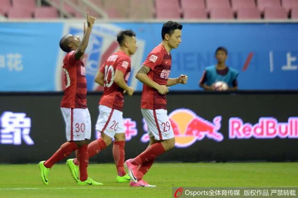 Brasileiros brilham em vitória do Guangzhou; Ramires faz dois