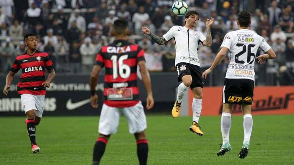 Fagner entra na Seleção das Estatísticas do Brasileirão 2017