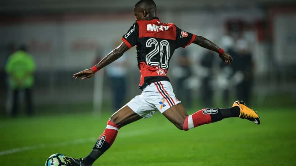 Vinicius Júnior finaliza para o gol