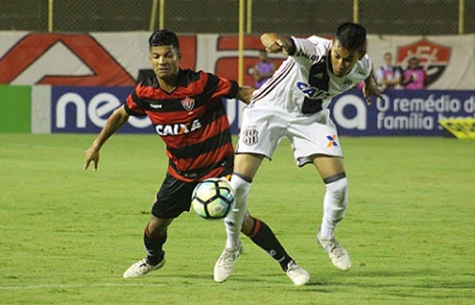 Lateral do Vitória elogia postura da equipe no triunfo sobre o Corinthians