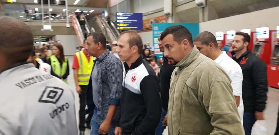 Vasco desembarcou no Galeão com protestos nesta segunda. Confira a seguir a galeria especial do LANCE!