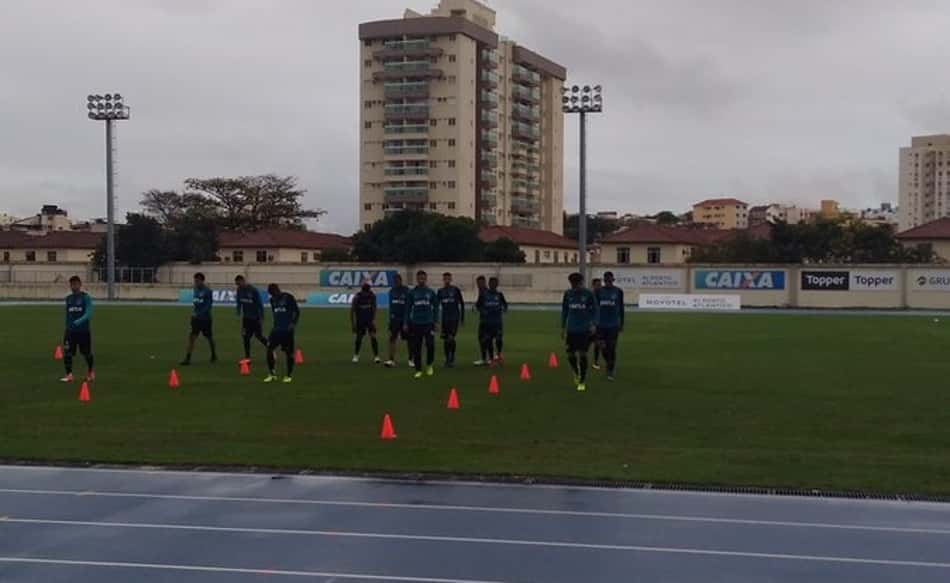 Jair Ventura fecha parte do treino e Leandrinho será reavaliado