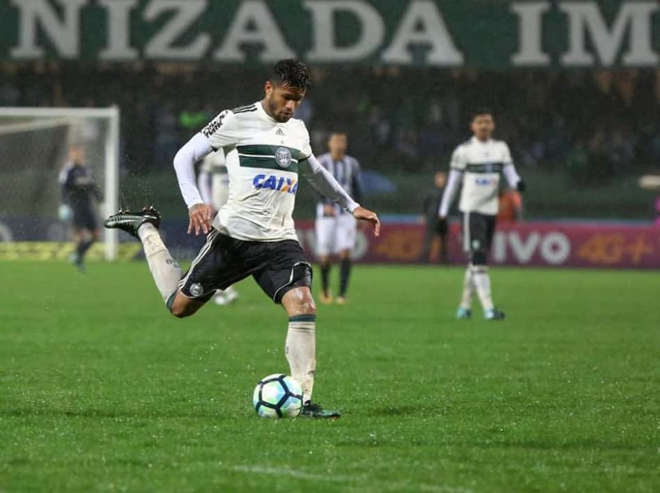Preocupado com Vitória, Léo diz que Coritiba precisa de "atenção máxima"