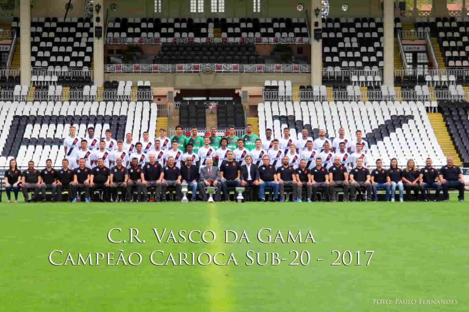 Meninos do sub-20 do Vasco posam para foto oficial do título carioca