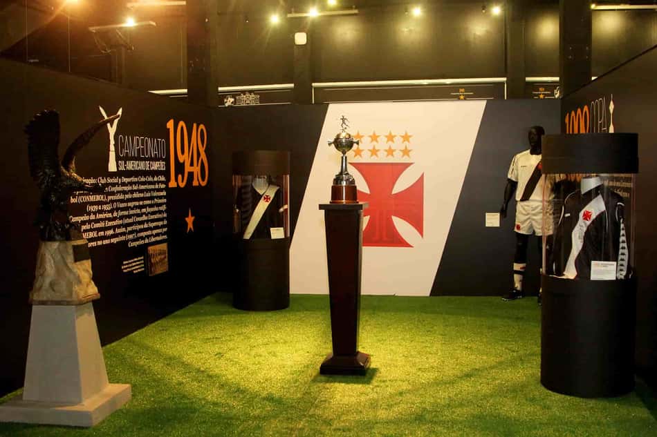 Vasco inaugura exposição de camisas históricas em São Januário