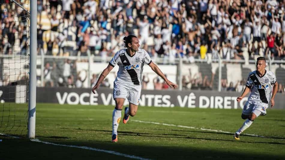Léo Gamalho pede Ponte forte em casa após derrota para a Chape