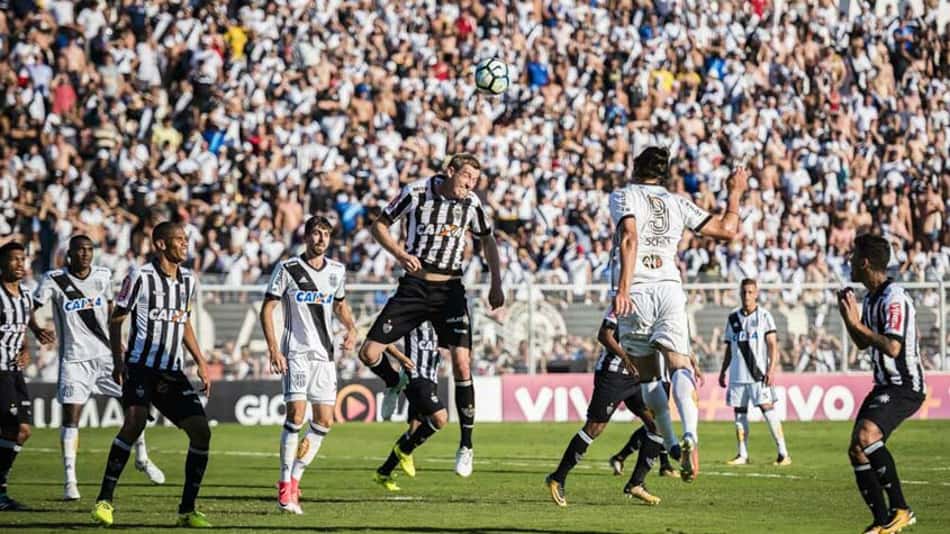Gilson Kleina reclama de pênalti em Wendel na derrota para o Galo