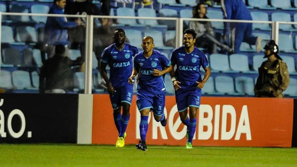 Avaí vence a Chape e passa o São Paulo na briga contra o rebaixamento