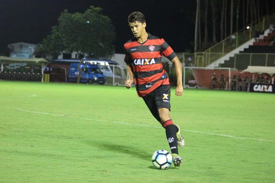 Triunfo contra o Timão e tropeço do São Paulo animam Vitória contra Z4