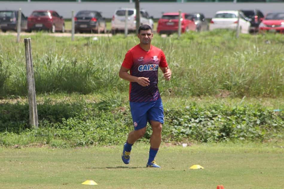 "Ninguém está aqui de sacanagem", desabafa atacante do Náutico