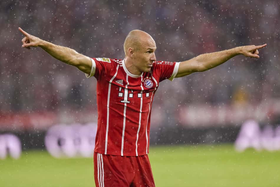 O atacante Arjen Robben está na berlinda com a Holanda. O craque vive o drama de não poder disputar aquela que seria a sua última Copa do Mundo, muito provavelmente. A Holanda está em terceiro no seu grupo, atrás de França e Suécia.