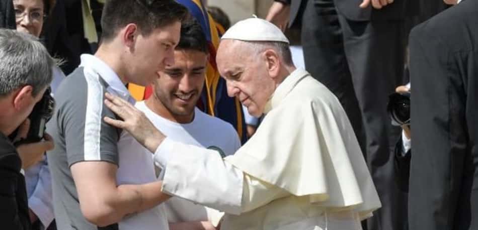Delegação da Chapecoense é recebida pelo Papa Francisco no Vaticano