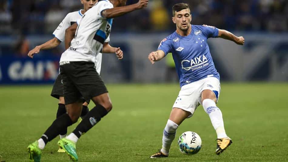 Com dois gols no fim, Cruzeiro elimina o Grêmio na Primeira Liga