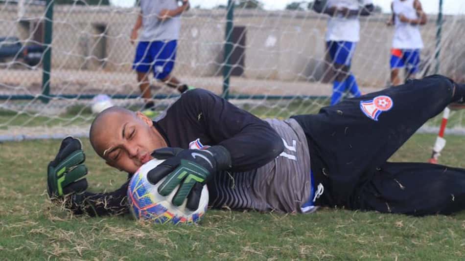 Diego Andrade, goleiro e cantor