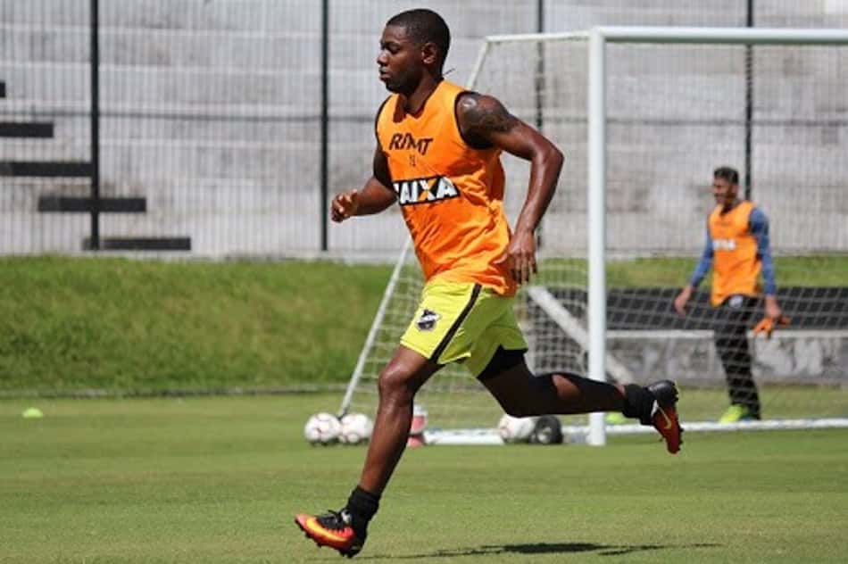 Atacante deixa o ABC e acerta com time do futebol paulista