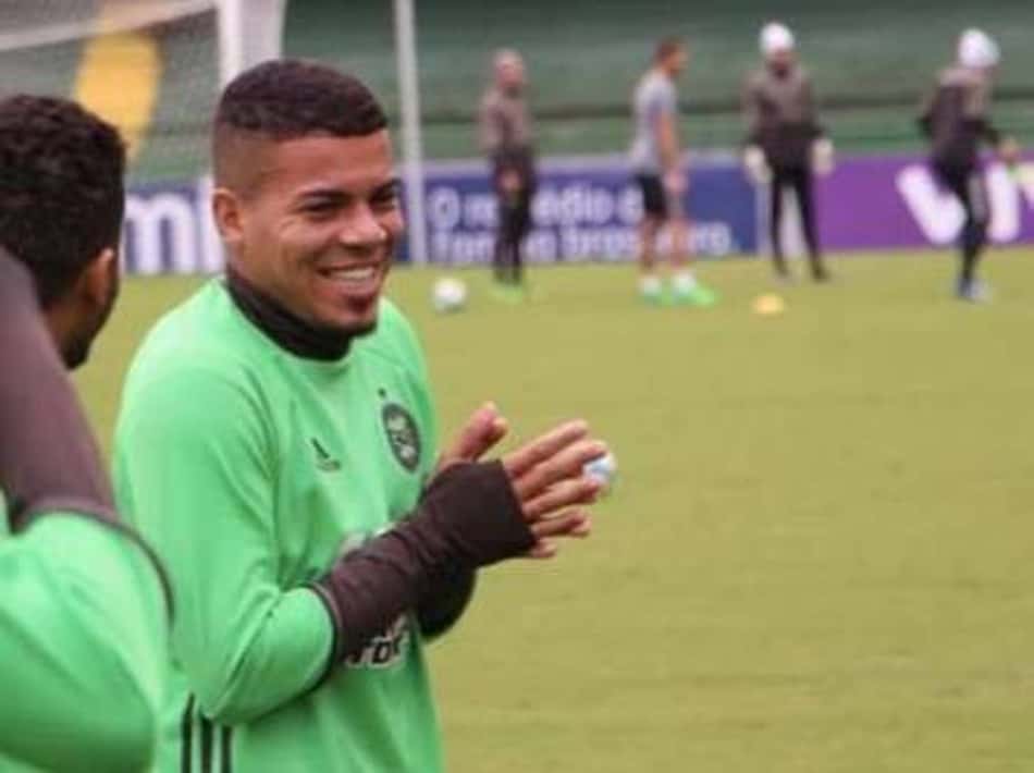 Lateral do Coxa acredita que uma vitória no clássico pode mudar o rumo do time na Série A