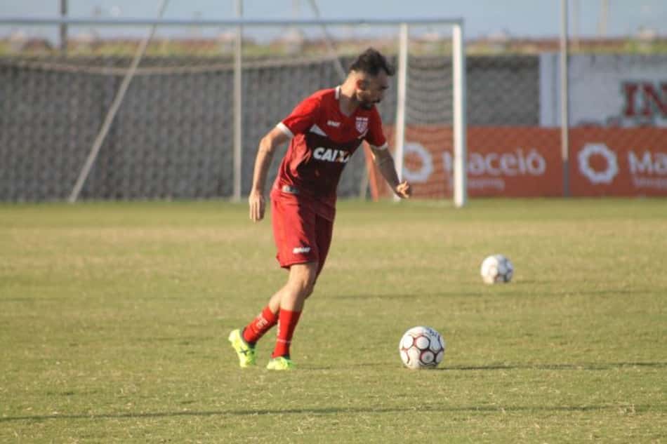 Lateral do CRB foca em decisão contra o Oeste no Rei Pelé