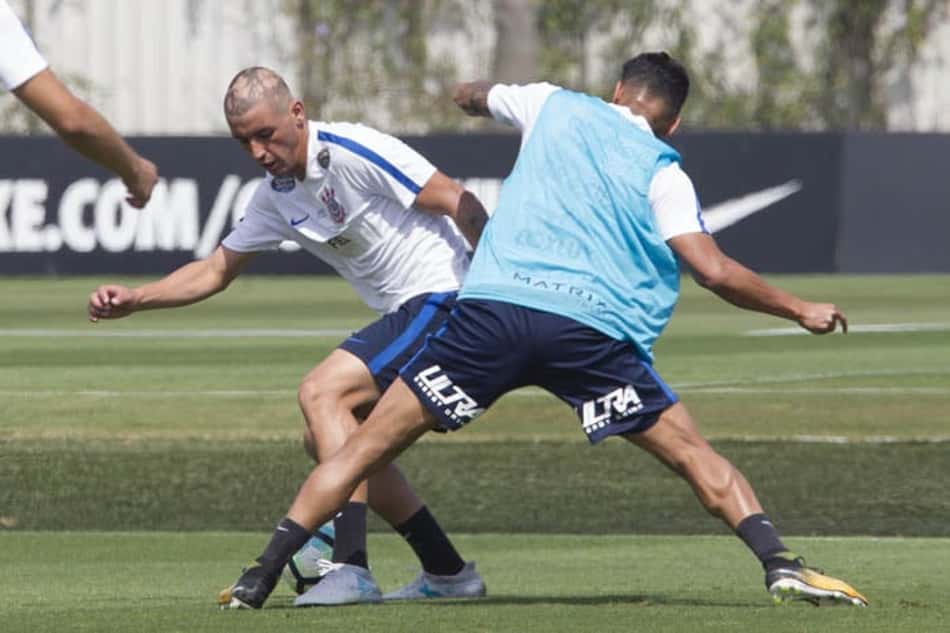Arana fica fora de último treino antes do clássico e Marciel inicia no Timão