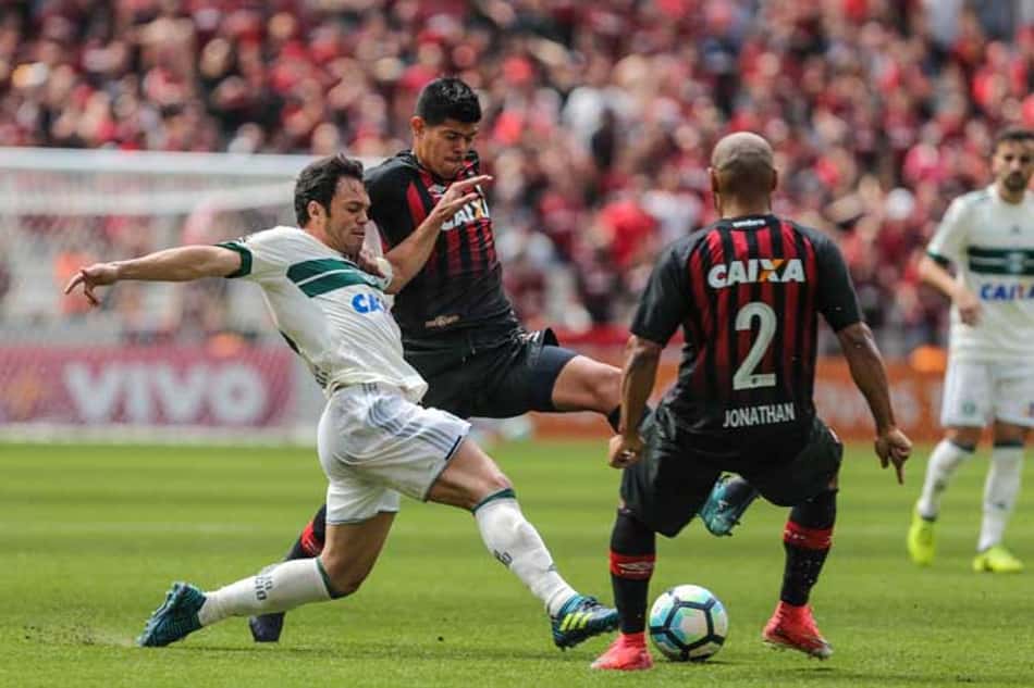 Em jogo movimentado, Atlético-PR e Coritiba empatam na Arena