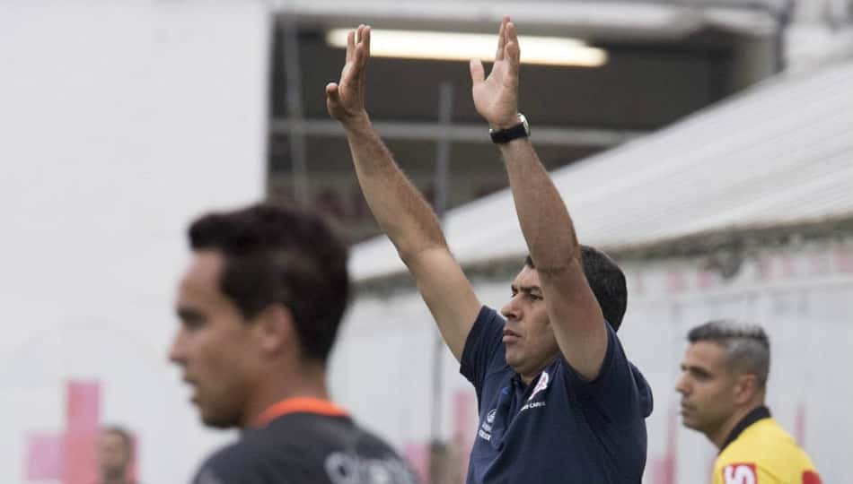 Melhor que Tite em clássicos, Carille encara o Santos por supremacia