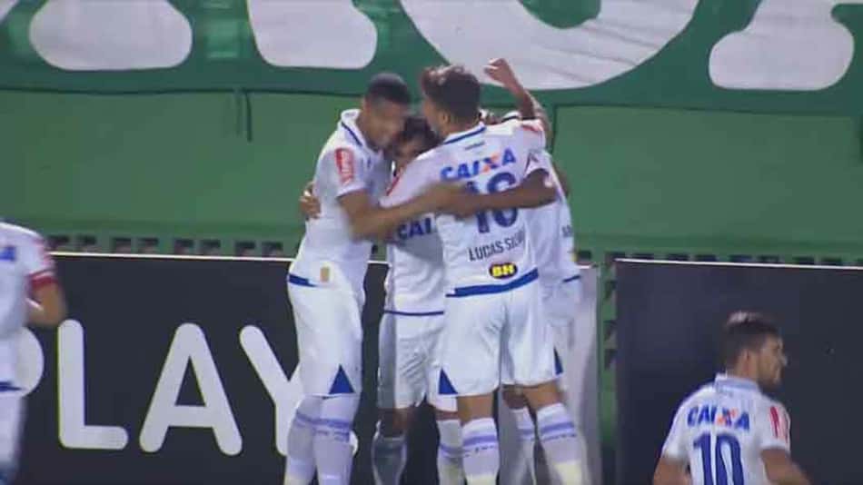 Cruzeiro segura pressão, vence a Chapecoense e volta ao G6