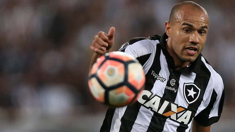 Botafogo é notificado: Roger será jogador do Internacional em 2018