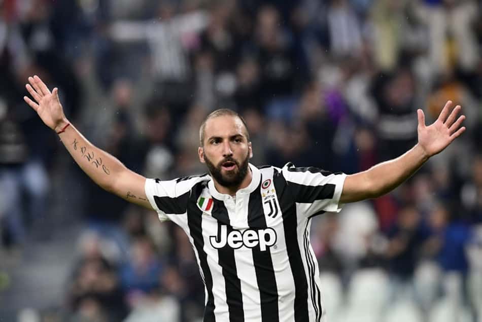 O argentino Gonzalo Higuain comemora um dos gols da Juventus