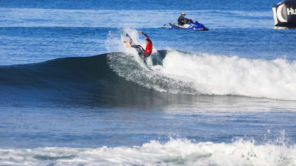 Com show! Adriano, Medina e Toledo avançam à terceira fase em Trestles
