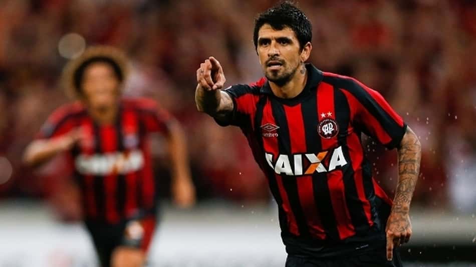Esposa acusa ex-meia do Atlético-PR de tentativa de homicídio; jogador nega