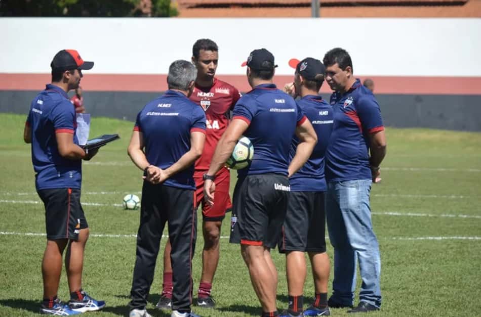 Jorginho e Gilvan são poupados de treino, mas viajam para Campinas