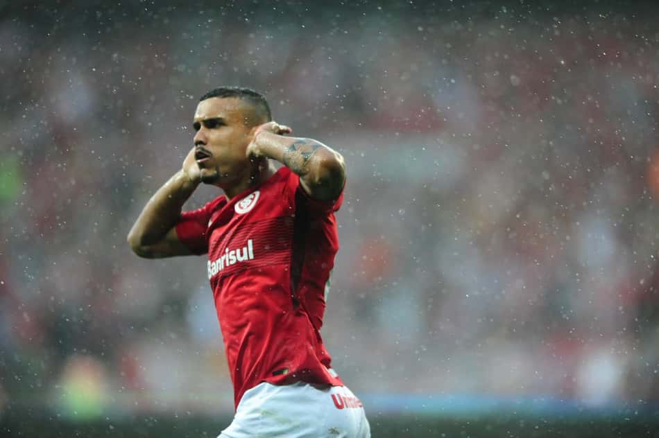 Internacional derrota Figueirense e retoma a liderança da Série B