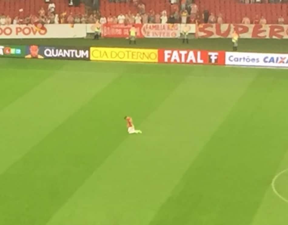 Lateral do Internacional atravessa o campo de joelhos; Veja mais