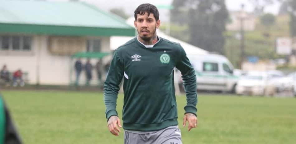 Chape rescinde contrato com zagueiro Victor Ramos