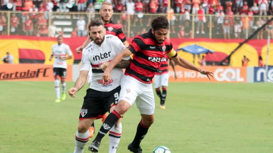 "Time todo foi uma m…" desabafa zagueiro do Vitória após derrota
