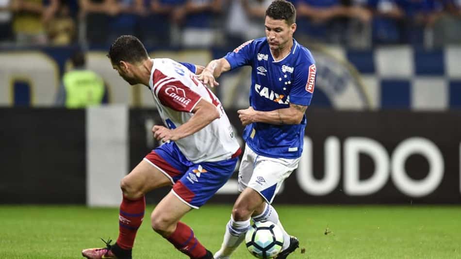 Lateral do Bahia ataca arbitragem após derrota no Mineirão