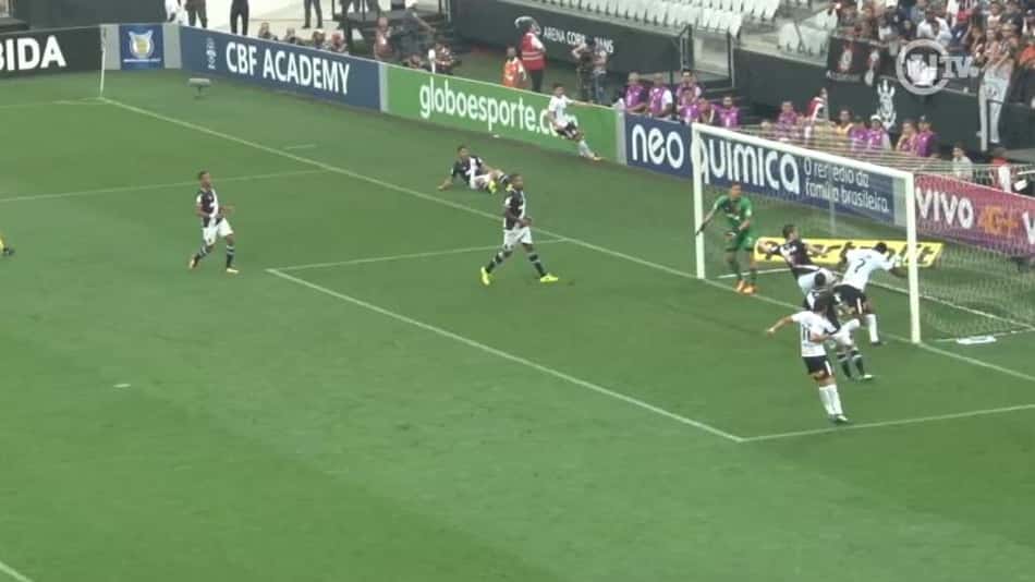 Jô marca gol polêmico na Arena Corinthians; assista