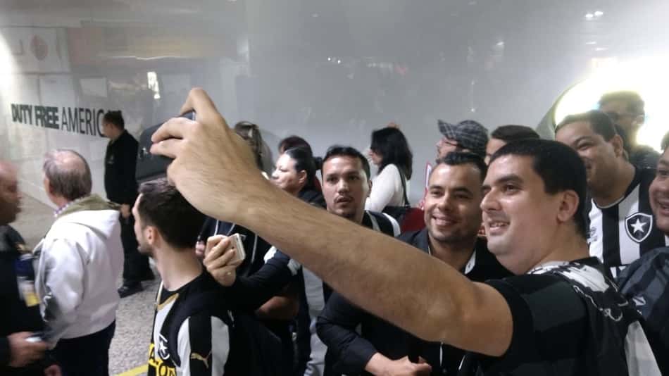 Botafogo é recebido pela torcida com faixa e cantos em Porto Alegre