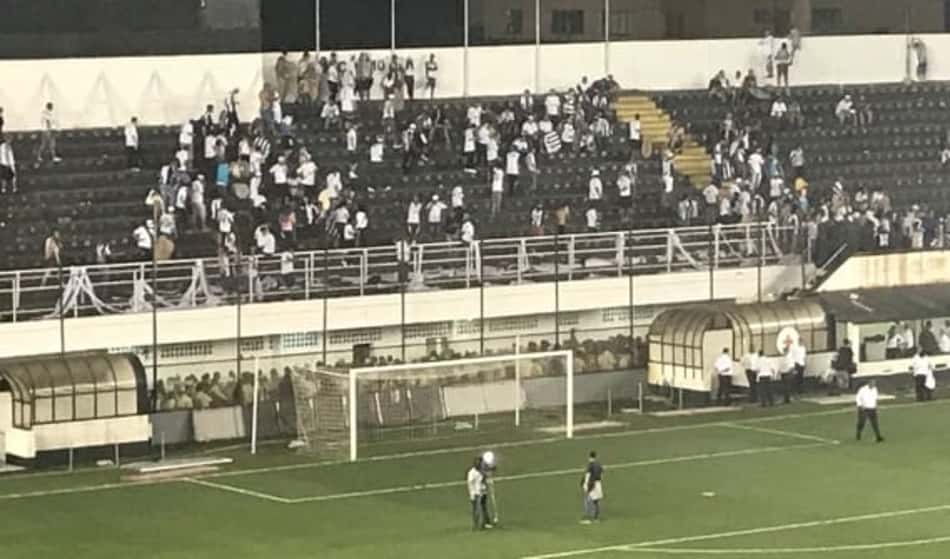 Torcedores tentam invadir vestiário e apedrejam ônibus do Santos