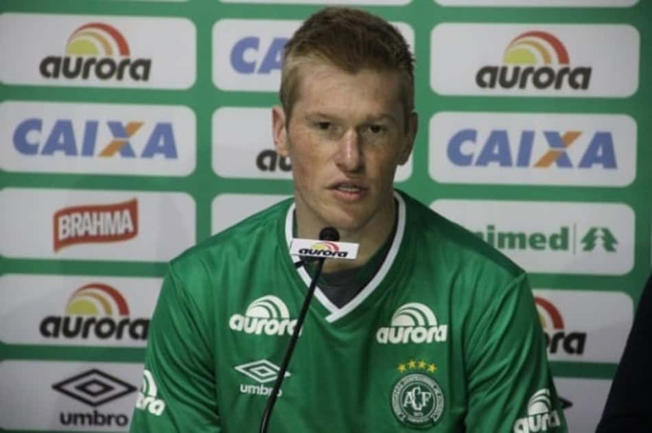 Buscando zagueiros, Vasco negocia a contratação de Douglas Grolli