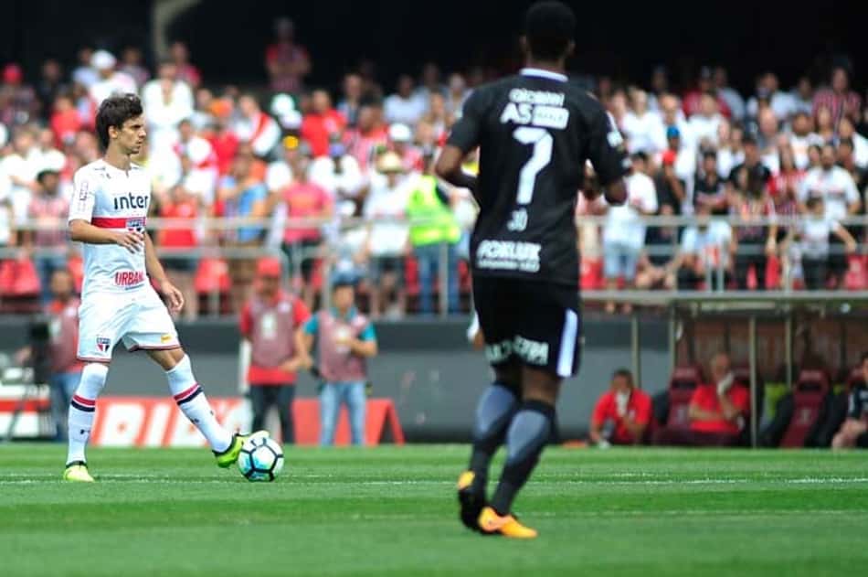 Rodrigo Caio cita erros do árbitro e culpa: 'Imprensa inteira é corintiana'