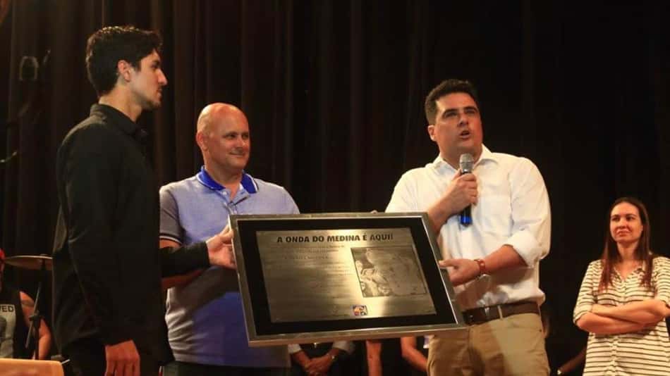 Gabriel Medina recebe homenagem da Prefeitura de São Sebastião