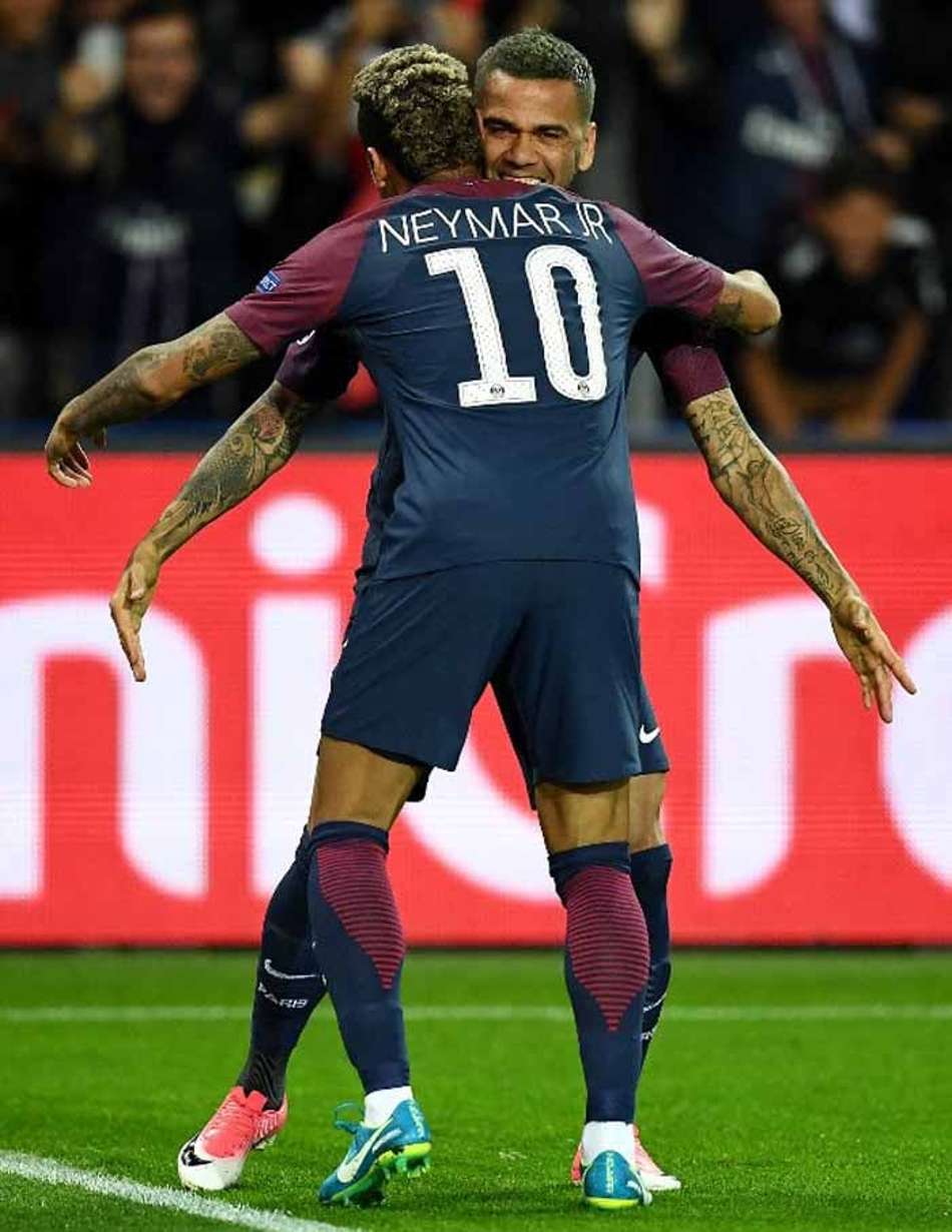 Daniel Alves (PSG) - A ótima atuação do lateral-direito da Seleção Brasileira iniciou logo no primeiro minuto diante do Bayern, ao marcar um gol após belo passe de Neymar. Foi importante peça ofensiva, inclusive também participando do terceiro - e último