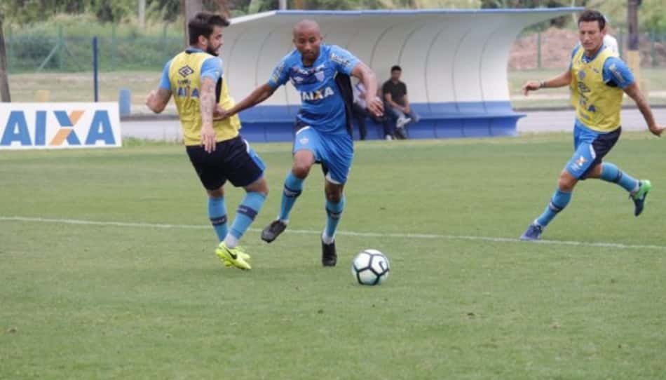Visando jogo contra o Atlético-GO, Claudinei esboça time do Avaí