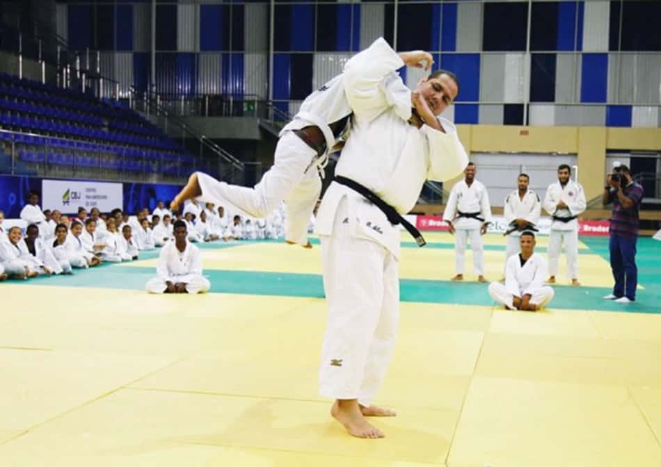 Medalhista olímpico, Rafael Silva dá aula para crianças no Centro Pan-Americano de judô