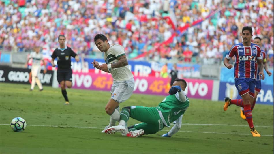 Com lances polêmicos e falha, Bahia e Coritiba empatam na Fonte Nova