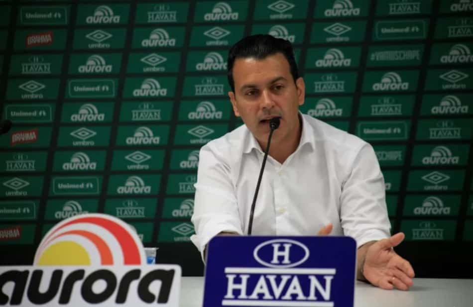 Após empate com o Vasco, diretor da Chape elogia Emerson Cris: 'conseguiu soluções'